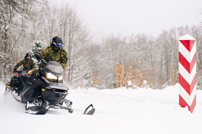 Funkcjonariusze SG w trakcie szkolenia w Bieszczadach 