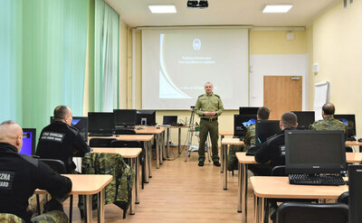 Szkolenie: Słuchacze w trakcie bloku dot. współpracy z mediami poza granicami kraju, prowadzonego przez Rzecznika Prasowego Komendanta Śląskiego Oddziału SG st. chor. szt. SG Szymona Mościckiego 