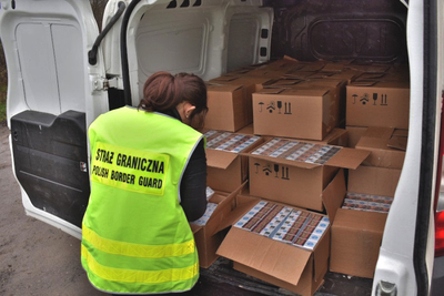 Funkcjonariuszka SG zabezpiecza nielegalny towar 