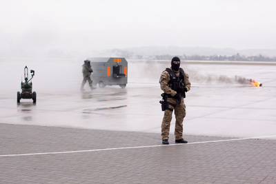 funkcjonariusz SG na płycie lotniska 