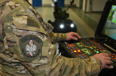 funkcjonariusz SG sterujący robotem pirotechnicznym 