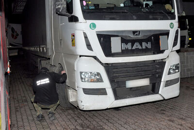 Funkcjonariusz SG zabezpiecza pojazd 