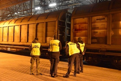 Funkcjonariusze w trakcie kontroli pociągów 