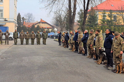 Uroczustosć przekazania psów saperskich ukraińskim żołnierzom 