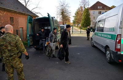 Funkcjonariusze SG zatrzymują obywateli Afganistanu 