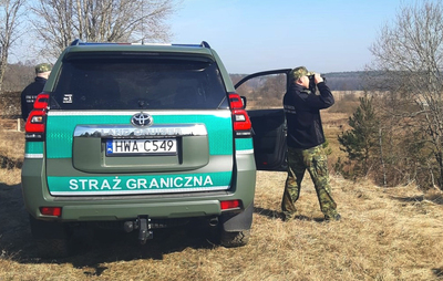 Patrol funkcjonariuszy SG na polsko-białoruskiej granicy 