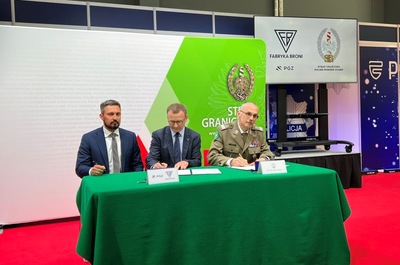 Komendant Główny SG gen. dyw. SG T. Praga podpisał umowę z Fabryką Broni „Łucznik”- Radom 