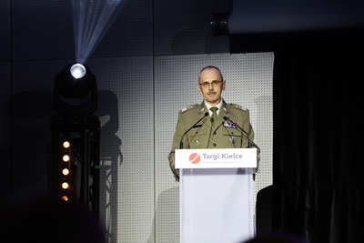 Komendant Główny SG gen. dyw. SG T. Praga w trakcie przemówienia w czasie uroczystego otwarcia II Międzynarodowych Targów POLSECURE 