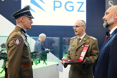Komendant Główny SG gen. dyw. SG T. Praga odebrał replikę pistoletu VIS wz.35 