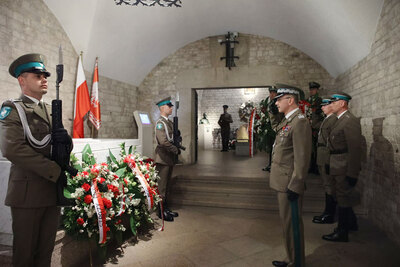 Komendant Główny SG gen. dyw. SG T. Praga złożył wieniec w Krypcie pod Wieżą Srebrnych Dzwonów na Wawelu 