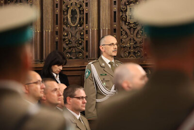 Komendant Główny SG gen. dyw. SG T. Praga w trakcie uroczystej Mszy Św. w Katedrze Wawelskiej 