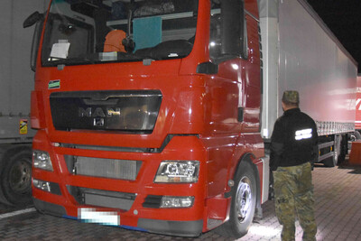 Funkcjonariusz SG sprawdza ciężarówkę 