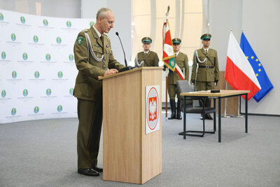 Komendant Centralnego Ośrodka Szkolenia SG płk SG Piotr Boćko powitał gości obecnych na uroczystości podpisania ustawy umożliwiającej powołanie Wyższej Szkoły Straży Granicznej 