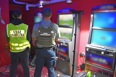 Funkcjonariusze zabezpieczają automaty do gier hazardowych 