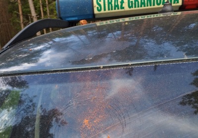Uszkodzona przednia szyba w samochodzie SG 
