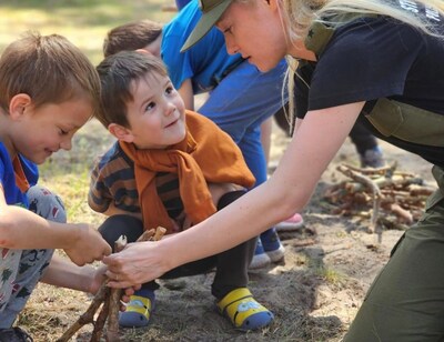 Funkcjonariuszka SG w trakcie zajęć z dziećmi uczestniczącymi w 1 edycji Warsztatów Survivalowych dla dzieci uchodźców wojennych z Ukrainy 