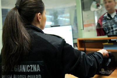 Funkcjonariuszka SG w trakcie kontroli dokumentów 