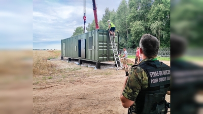 Instalacja kontenerów na granicy polsko-rosyjskiej 