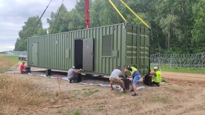 Instalacja kontenerów na granicy polsko-rosyjskiej 