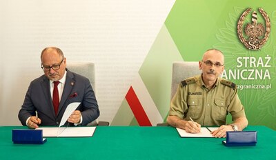 Komendant Główny SG gen. dyw. SG Tomasz Praga i Szef Służby Zagranicznej Arkady Rzegocki podpisują porozumienie o współpracy 