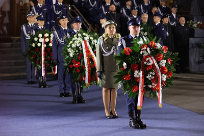 Gen. bryg. SG W. Gorzkowska, na dziedzińcu Komendy Głównej Policji przy Obelisku „Poległym Policjantom-Rzeczpospolita Polska”, składa wieniec 