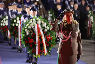 Gen. bryg. SG W. Gorzkowska, na dziedzińcu Komendy Głównej Policji przy Obelisku „Poległym Policjantom-Rzeczpospolita Polska”, składa wieniec 