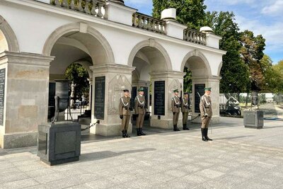 Uroczysta zmiana posterunku honorowego przy Grobie Nieznanego Żołnierza 