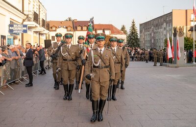 Kompania Honorowa Straży Granicznej na rynku we Włodawie 