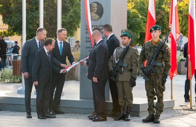Moment odsłonięcia pomnika pamięci gen. Franciszka Kleeberga i żołnierzy Samodzielnej Grupy Operacyjnej „Polesie” 