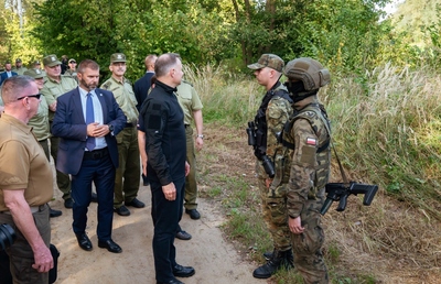 Prezydent RP i Minister SWiA w rejonie granicy państwa - trójstyku granic Polski, Białorusi i Ukrainy rozmawiają z funkcjonariuszami 