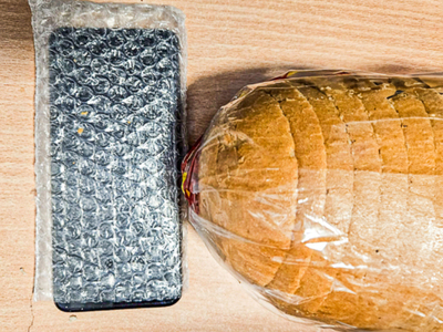 Telefon wyjęty z bochenka chleba 