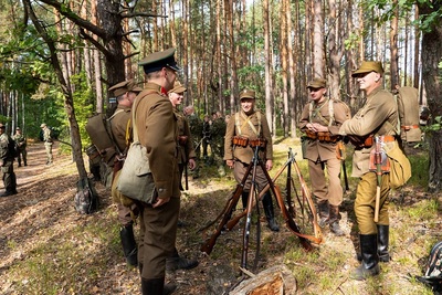 Uczestnicy Rajdu pieszego szlakiem Korpusu Ochrony Pogranicza_Grupa Rekonstrukcyjna 