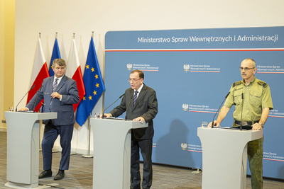 Ministrowie SWiA oraz Komendant Główny SG w czasie konferencji w MSWiA dotyczącej tymczasowej kontroli na granicy ze Słowacją 