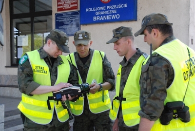 Funkcjonariusze SG w trakcie kontroli w Braniewie 