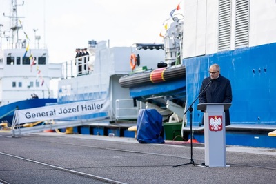 Wiceminister SwiA Błażej Poboży przemawia w trakcie uroczystości pierwszego podniesienia bandery na nowej jednostce pływającej SG-301 