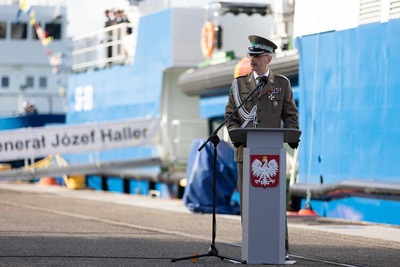 Gen. dyw. SG Tomasz Praga Komendant Główny SG przemawia w trakcie uroczystości pierwszego podniesienia bandery na nowej jednostce pływającej SG-301 