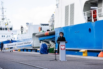 Marszałek Sejmu RP Elżbieta Witek przemawia w trakcie uroczystości pierwszego podniesienia bandery na nowej jednostce pływającej SG-301 