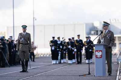 Gen. dyw. SG Tomasz Praga Komendant Główny SG przemawia w trakcie uroczystości pierwszego podniesienia bandery na nowej jednostce pływającej SG-301 