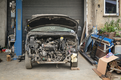 Samochód w trakcie demontażu 