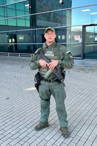 Funkcjonariusz z Placówki SG w Rzeszowie Jasionce sierż. szt. SG Krystian Kochmański w czasie służby 