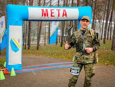 Funkcjonariusz z Warmińsko-Mazurskiego Oddziału SG na mecie XX Maratonu Komandosa 