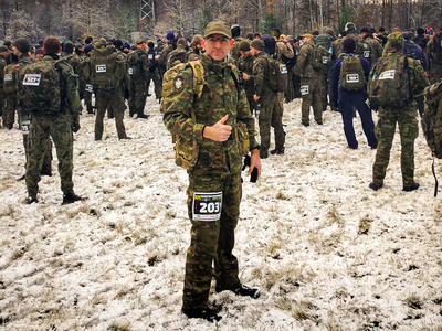 Funkcjonariusz z Warmińsko-Mazurskiego Oddziału SG w czasie XX Maratonu Komandosa 