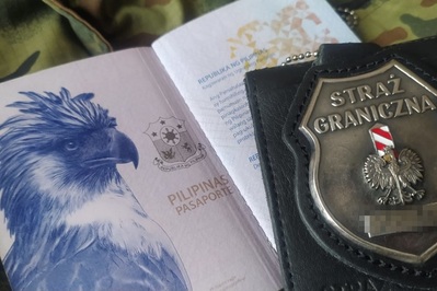 dokument z napisem PILIPINAS PASAPORTE oraz legitymacja służbowa SG 