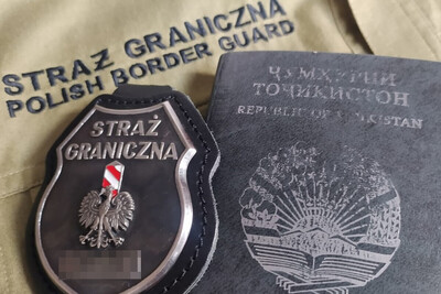 odznaka SG, paszport, napis straż graniczna w tle 