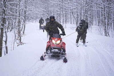 Funkcjonariusze SG w czasie szkolenia w ekstremalnych warunkach w Bieszczadach 