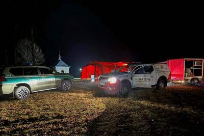 Samochody służb na miejscu ćwiczeń z poszukiwania osób zaginionych w terenie 