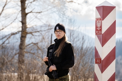 Funkcjonariuszka Straży Granicznej w czasie patrolu 