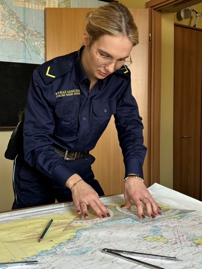 Funkcjonariuszka Morskiego Oddziału Straży Granicznej w trakcie służby 