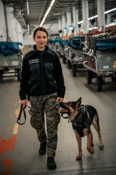 Funkcjonariuszka Straży Granicznej - przewodniczka psa służbowego SG 
