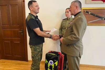Dziekan SG płk SG Zbigniew Kępa przekazuje plecak medyczny z wyposażeniem 
